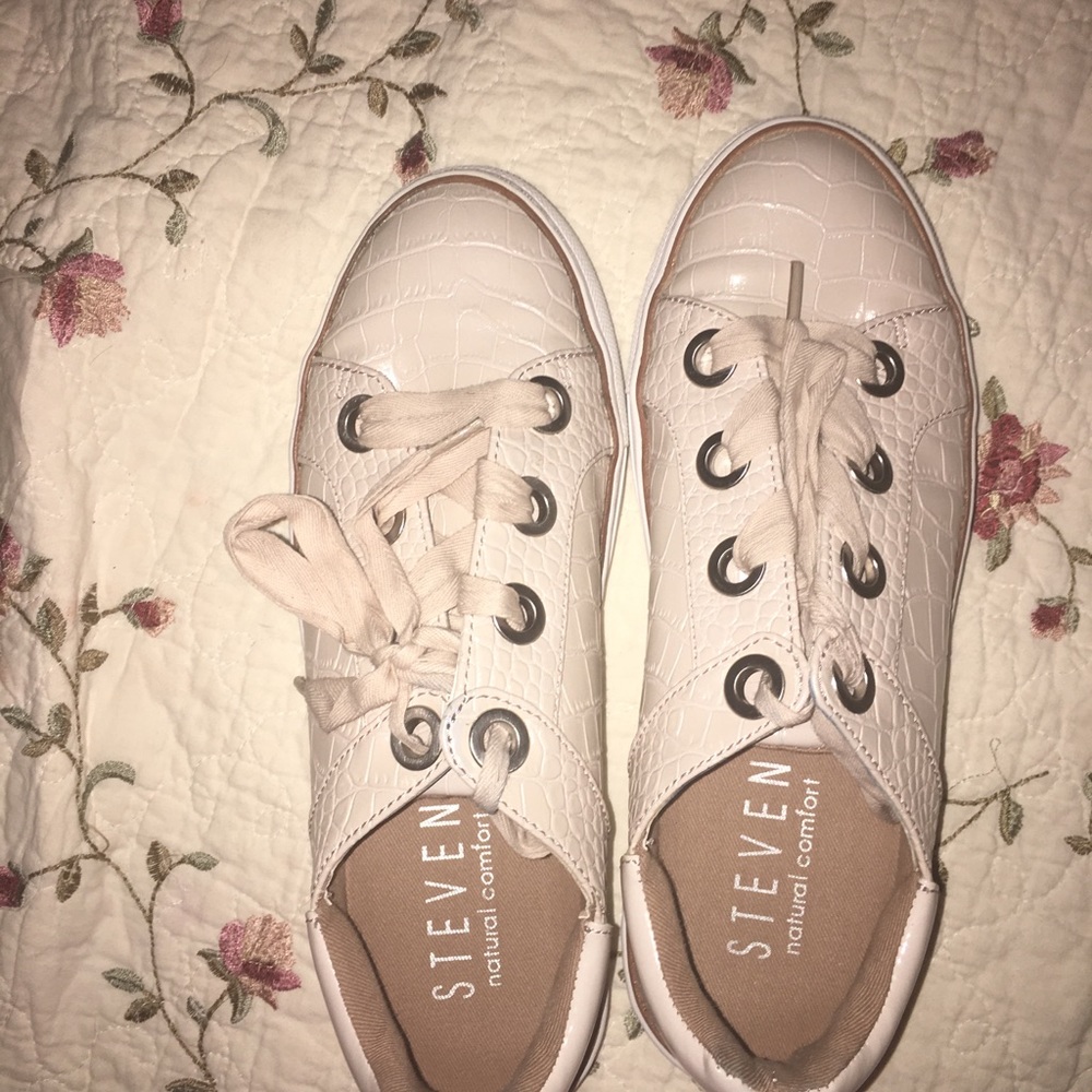 Shoes - Picture 2 of 3